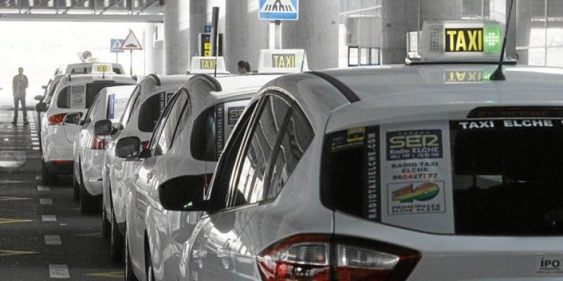 Aleix Sánchez, responsable del área laboral del Bufete, en TeleElx y la Ser